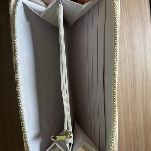 White Clutch Wallet with Bow Detail on Front - Picture 3 of 4